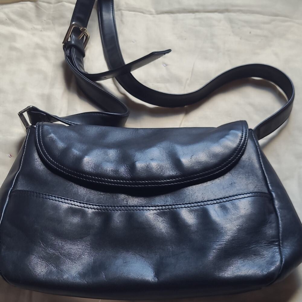Womens Black Shoulder/Crossbody Bag Magnetic Flap Zip Closure Lined Pockets